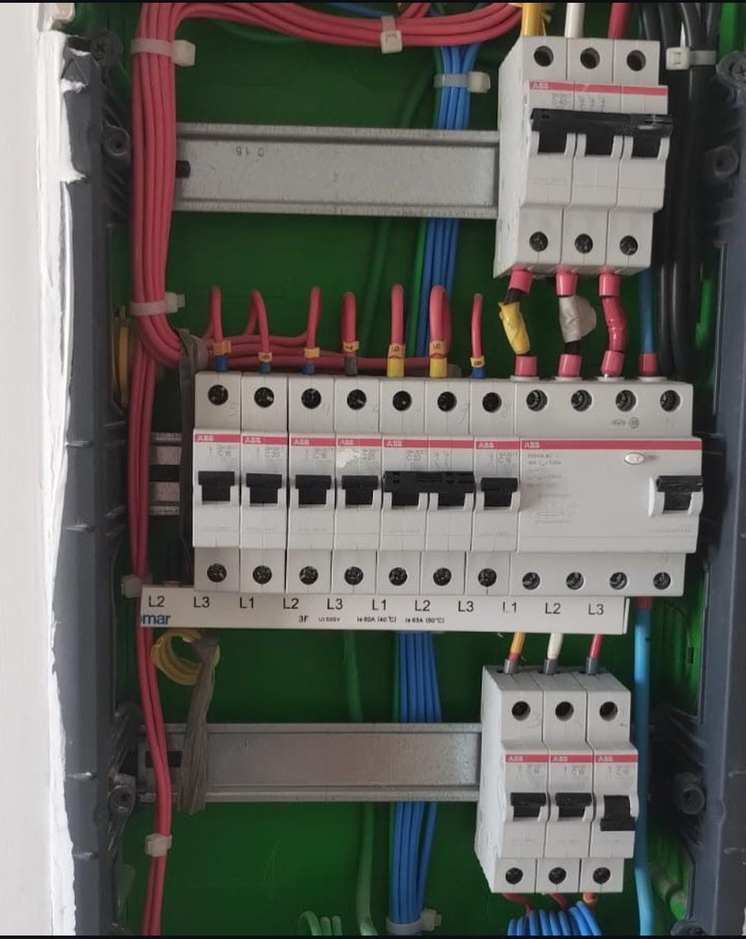 Serviço de instalação elétrica realizado em Porto Alegre