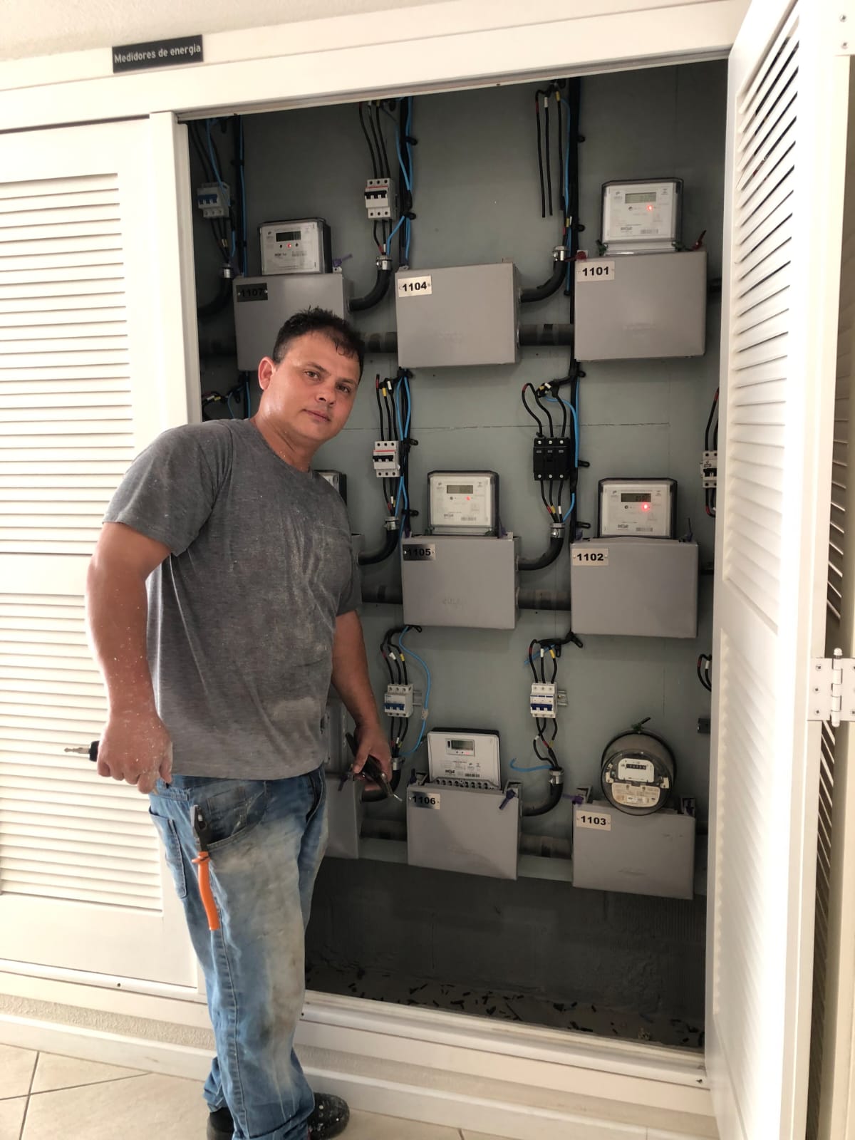 Detalhe de serviço elétrico finalizado em Porto Alegre